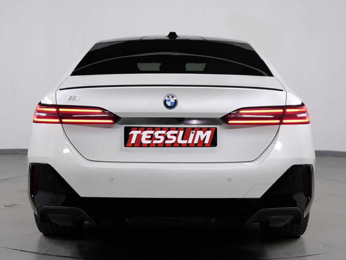BMW i5 M40